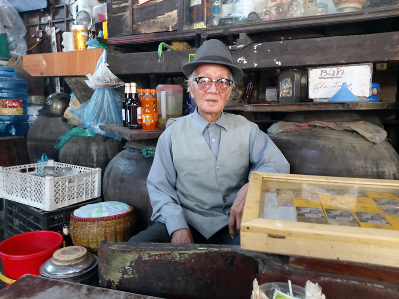 Cụ Đ&agrave;o Ngọc Qu&yacute; (người kinh doanh qu&aacute;n nước 20 năm ở chợ Thổ Quan) đại diện cho c&aacute;c tiểu thương phản đối việc thực hiện dự &aacute;n tr&aacute;i luật v&agrave; h&agrave;nh vi coi thương ph&aacute;p luật của Ban quản l&yacute; chợ v&agrave; CĐT