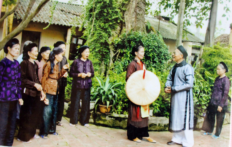 Nghệ nh&acirc;n Hoắc C&ocirc;ng Chờ c&ugrave;ng CLB h&aacute;t quan họ th&ocirc;n Trung Đồng.