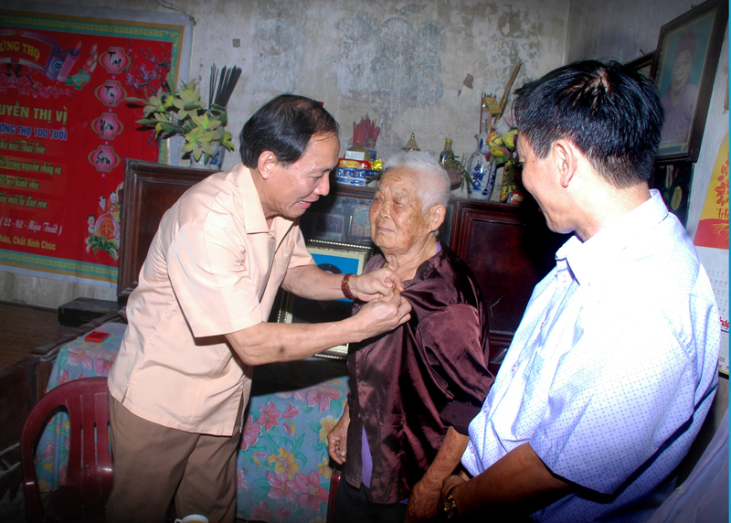 L&atilde;nh đạo tỉnh Hưng Y&ecirc;n trao Huy hiệu 70 năm tuổi Đảng cho cụ Nguyễn Thị V&igrave;
