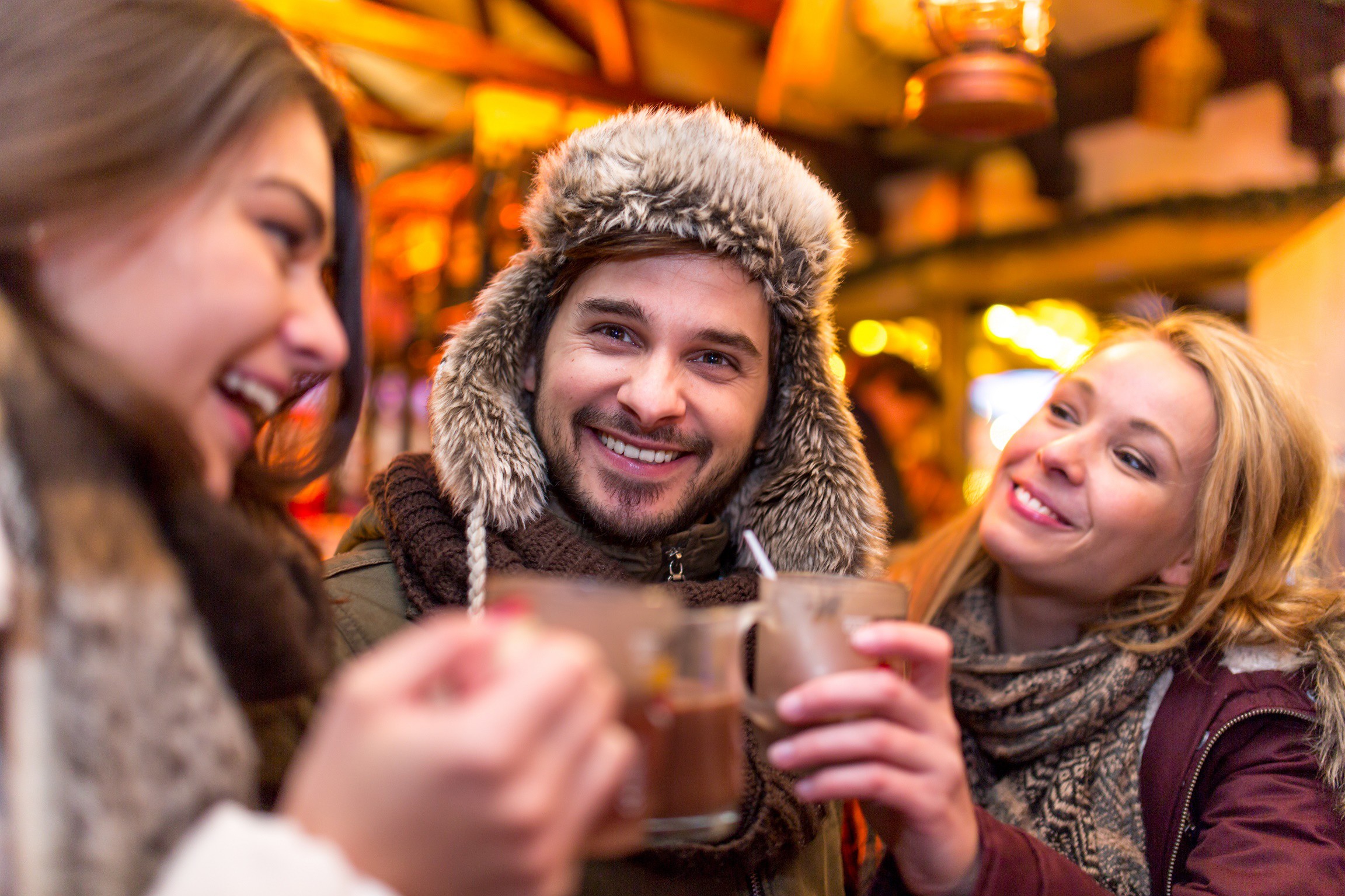 Tại Ski Ninh Chữ Bay, trải nghiệm tuyết vẫn rất &ldquo;ấm &aacute;p&rdquo; khi c&ugrave;ng bạn b&egrave; thưởng thức chocolate n&oacute;ng. Ảnh minh họa