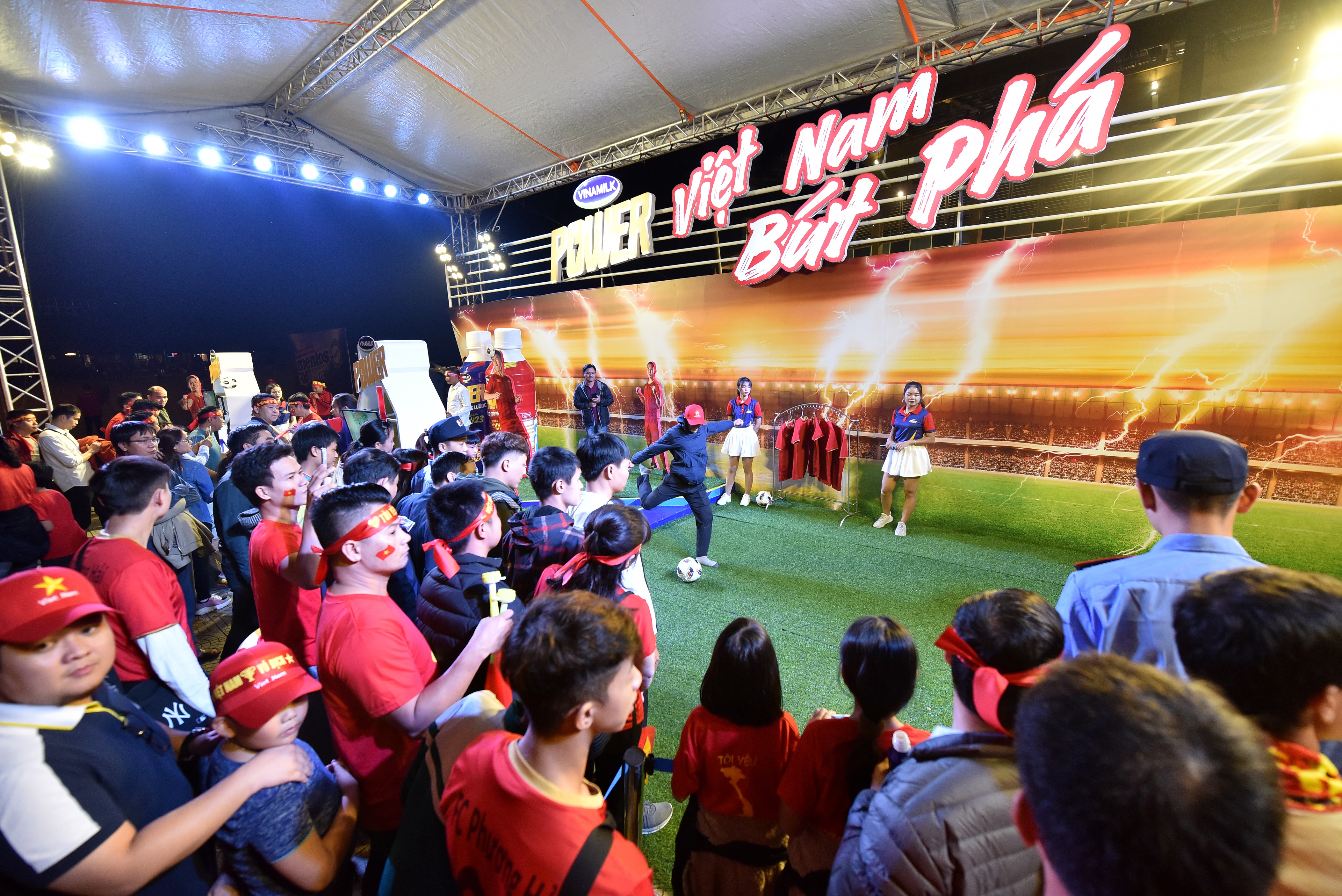 Người h&acirc;m mộ cũng được tiếp th&ecirc;m &ldquo;năng lượng&rdquo; để cổ vũ trong c&aacute;c trận đấu của đội tuyển quốc gia tại c&aacute;c khu vực của Vinamilk Power
