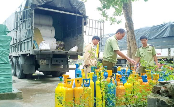 Quảng Bình: Thu giữ 100 bình khí gây cười không rõ nguồn gốc xuất xứ