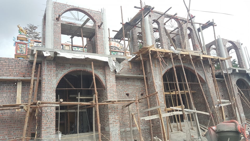 C&ocirc;ng tr&igrave;nh thờ tự đối diện của hộ &ocirc;ng Nguyễn Quang Dư cũng đang gấp r&uacute;t ho&agrave;n thiện m&agrave; chưa hề cơ quan n&agrave;o lập bi&ecirc;n bản xử l&yacute;, ngăn chặn