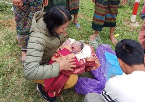 Hi hữu: Cô giáo trở thành "bà đỡ" khi giúp nữ sản phụ chuyển dạ bên đường sinh con