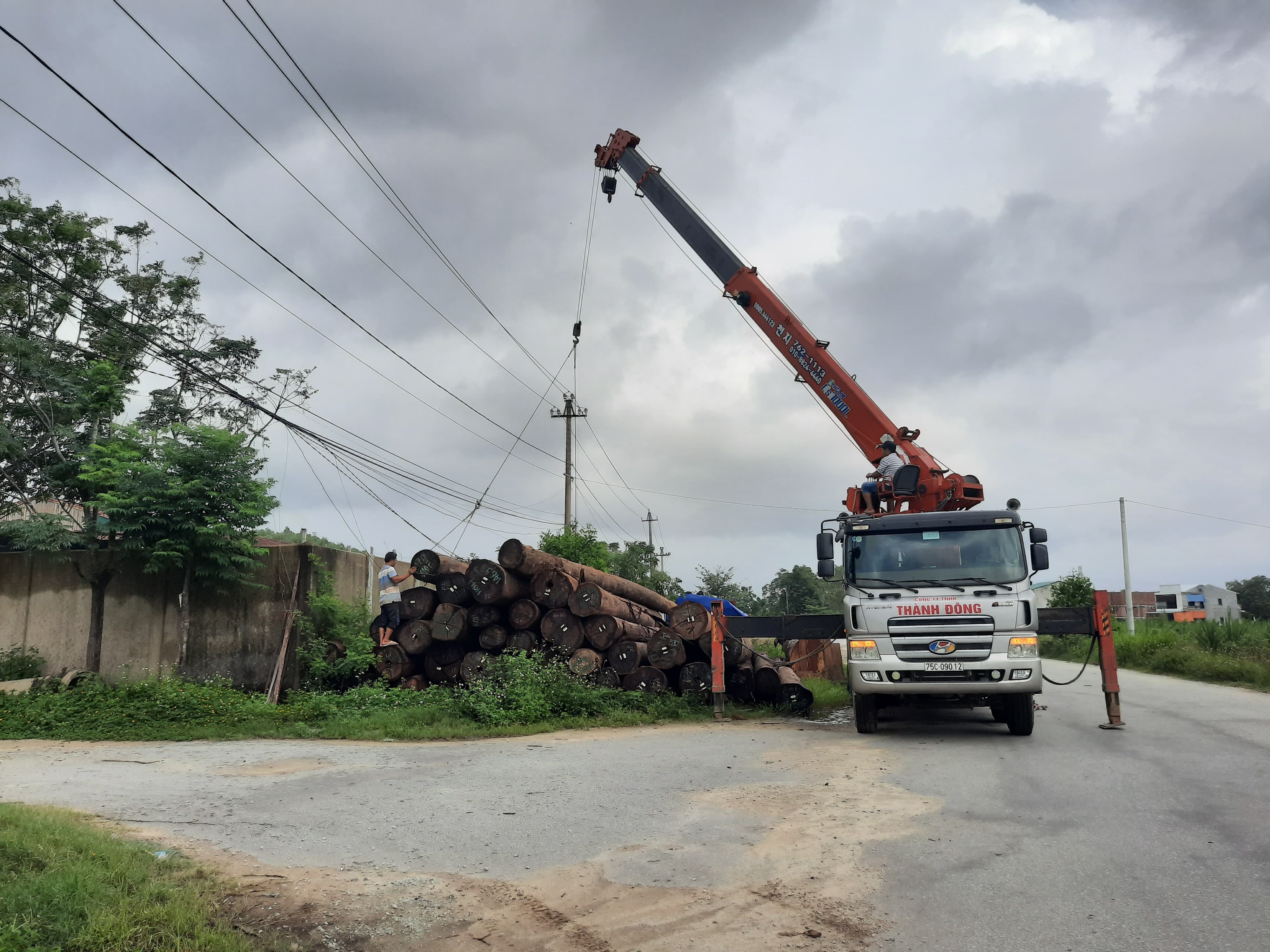 M&aacute;y cẩu hoạt động dưới h&agrave;nh lang an to&agrave;n lưới điện rất nguy hiểm.