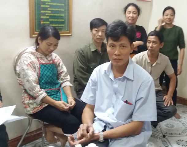 C&aacute;c hộ d&acirc;n tr&igrave;nh b&agrave;y sự việc với ph&oacute;ng vi&ecirc;n B&aacute;o Người cao tuổi