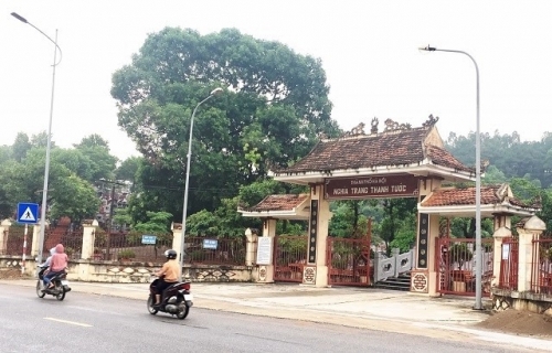 Phụ huynh cho hàng nghìn học sinh nghỉ học để phản đối dự án nghĩa trang