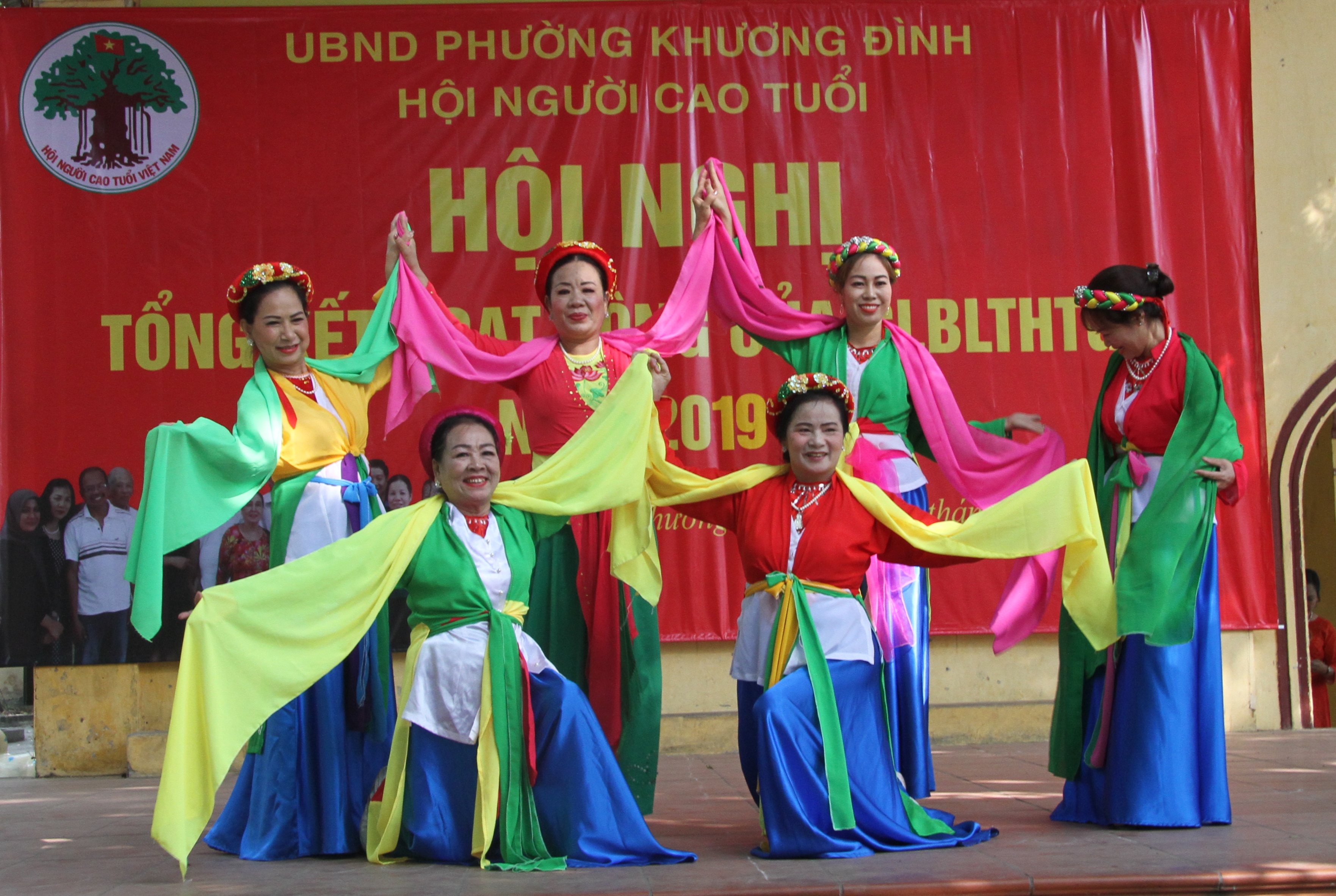 Văn nghệ ch&agrave;o mừng