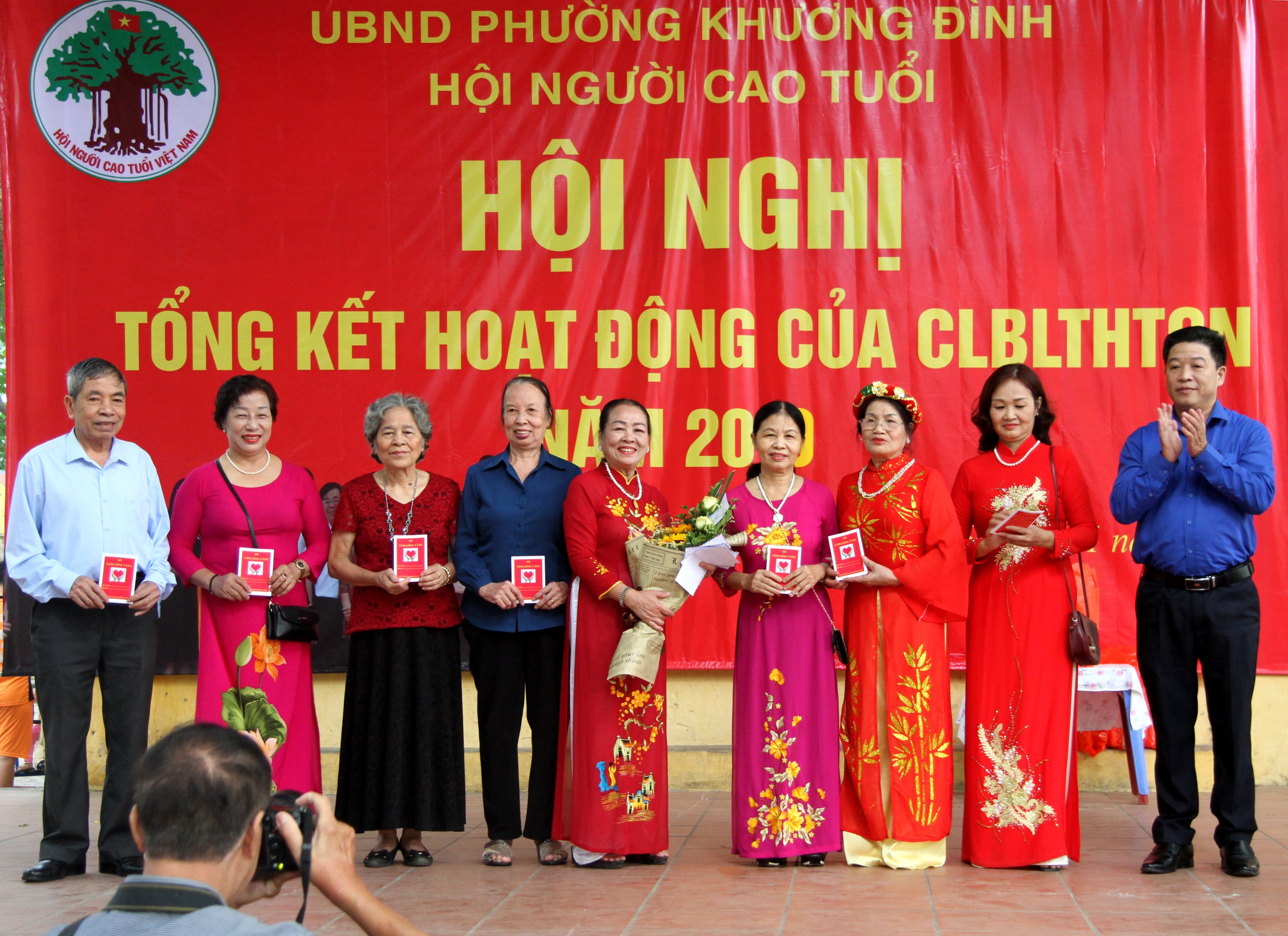Khen thưởng c&aacute;c th&agrave;nh vi&ecirc;n xuất sắc