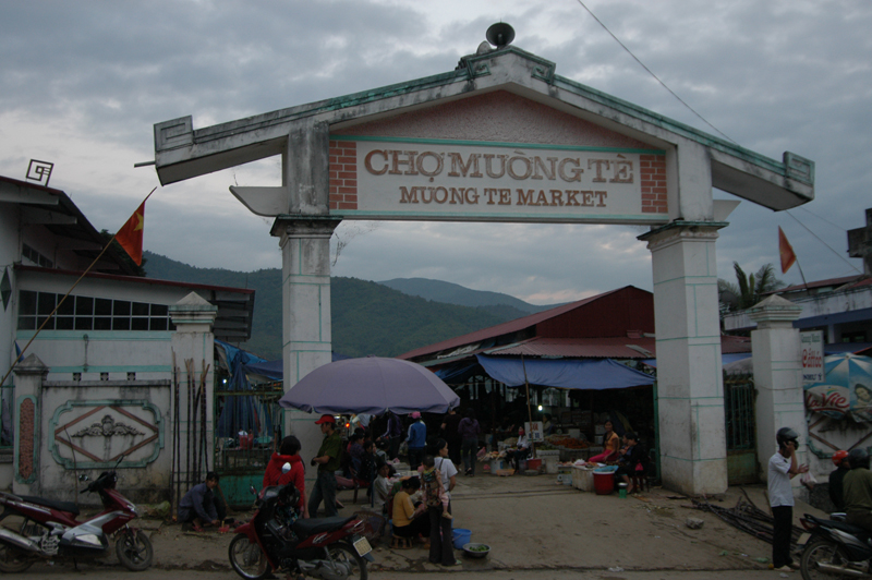 Chỉ những chợ miền n&uacute;i cao duy tr&igrave; lượng người v&agrave;o chợ (chợ Mường T&egrave;, Lai Ch&acirc;u)