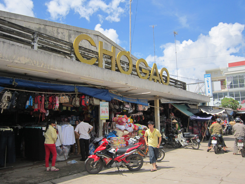 Người mua lẻ đ&atilde; thưa vắng trong c&aacute;c chợ qu&ecirc; (chợ Gạo, tỉnh Tiền Giang)