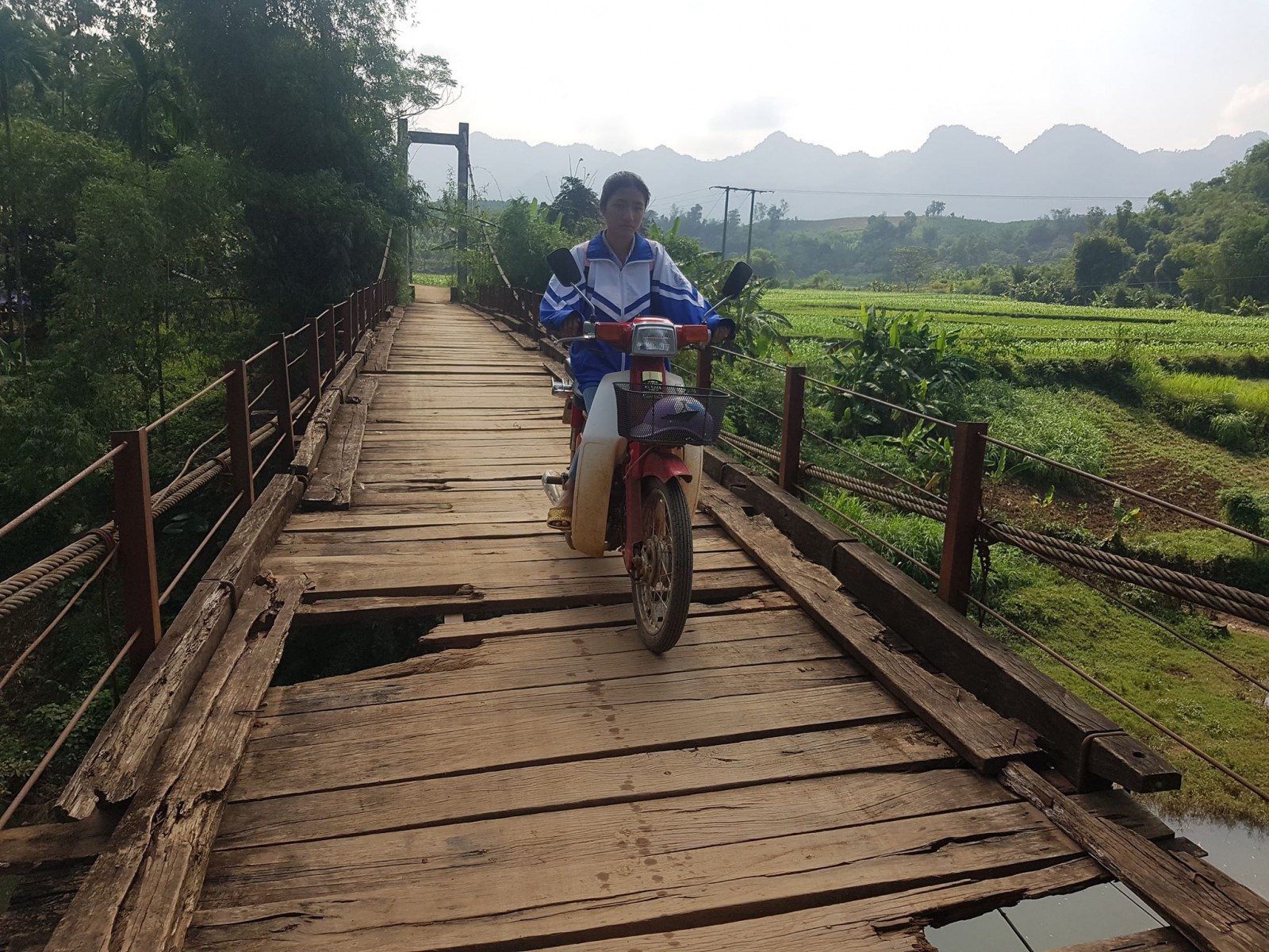 Ước mơ của người d&acirc;n l&agrave; c&oacute; một mặt cầu bằng sắt th&eacute;p, c&oacute; độ bền cao để việc đi lại thuận tiện, bớt nguy hiểm.