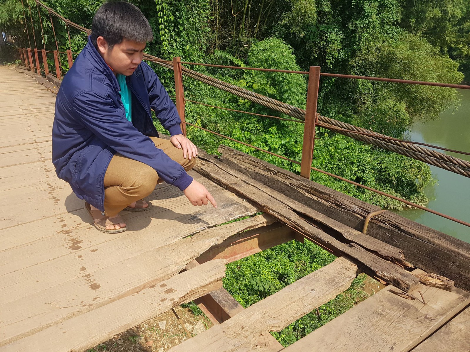 Đ&atilde; từng xảy ra nhiều vụ tai nạn xảy ra tại c&acirc;y cầu treo xuống cấp n&agrave;y.