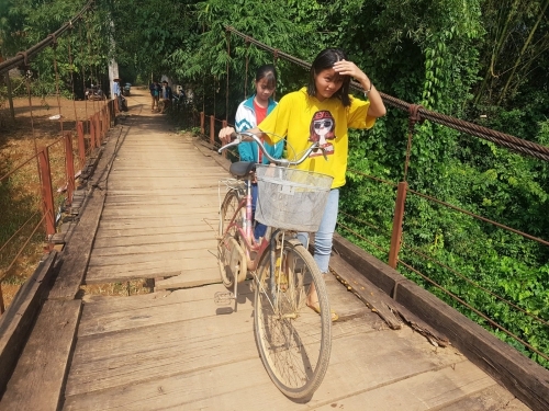 Huyện Lạc Thủy, tỉnh Hòa Bình: Người dân "đánh đu" với tính mạng khi qua cầu treo mục nát