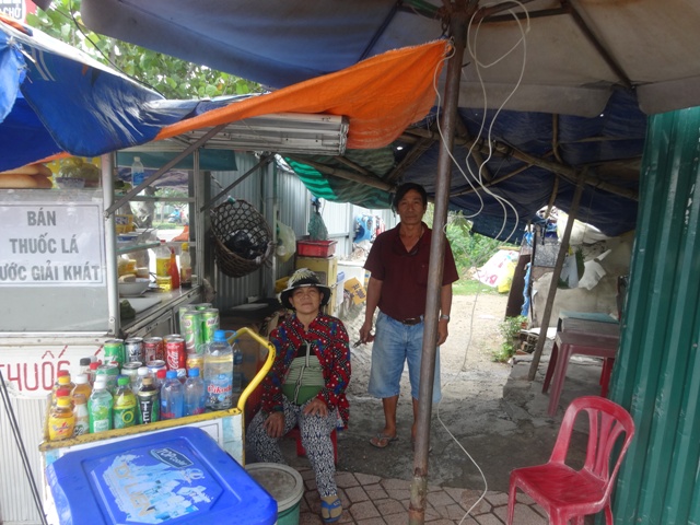 Vợ chồng &ocirc;ng Huỳnh Văn Nơi bị cưỡng chế th&aacute;o dỡ nh&agrave; thu hồi đất đ&atilde; 3 năm nay vẫn b&aacute;m trụ kiếm sống ở một g&oacute;c dự &aacute;n