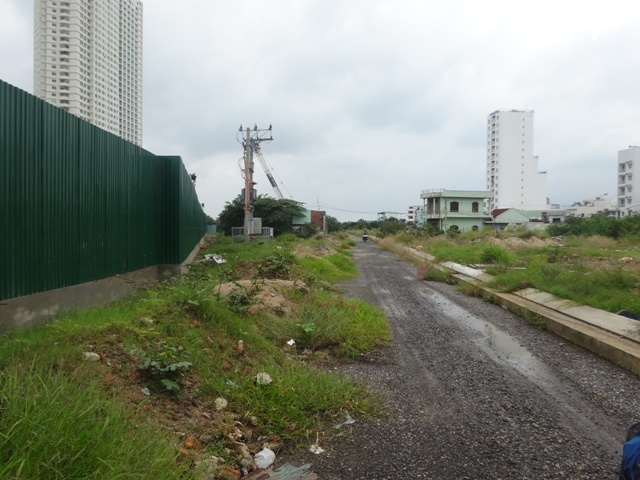 C&aacute;c chủ đất đ&atilde; dựng t&ocirc;n r&agrave;o lại phần đất của m&igrave;nh nhận chuyển nhượng của C&ocirc;ng ty S&ocirc;ng Đ&agrave;