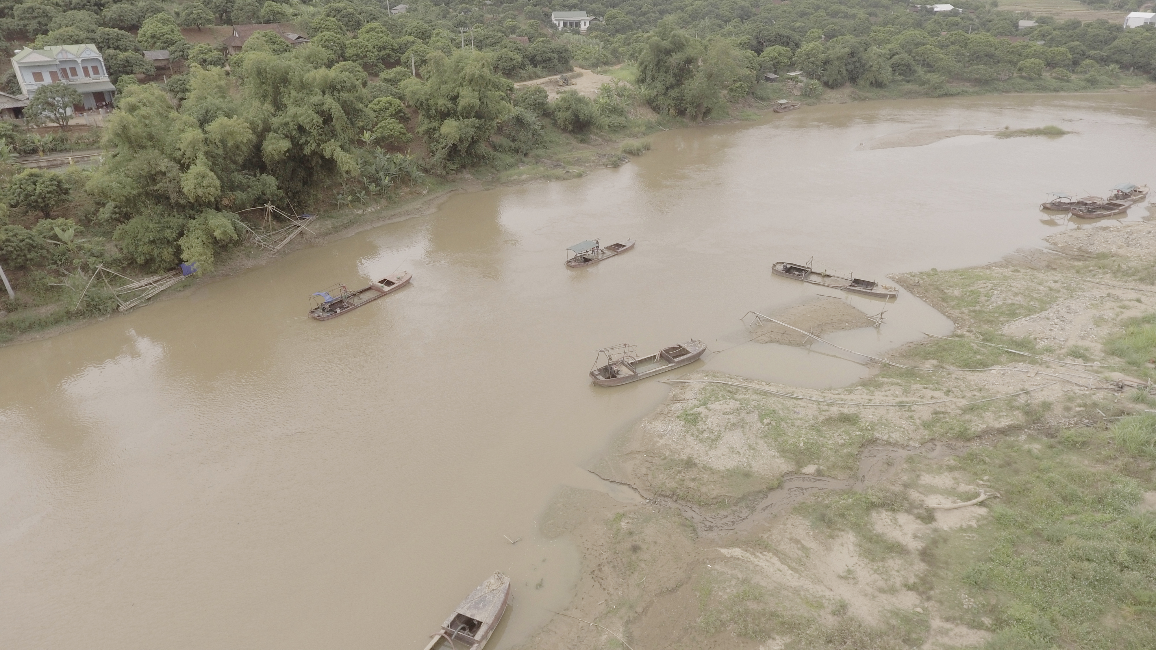 Giữa ban ng&agrave;y nhưng c&oacute; rất nhiều t&agrave;u h&uacute;t c&aacute;t hoạt động c&ocirc;ng khai.