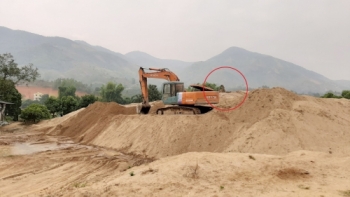Huyện Sông Mã, tỉnh Sơn La:  Ngang nhiên khai thác cát trái phép giữa ban ngày