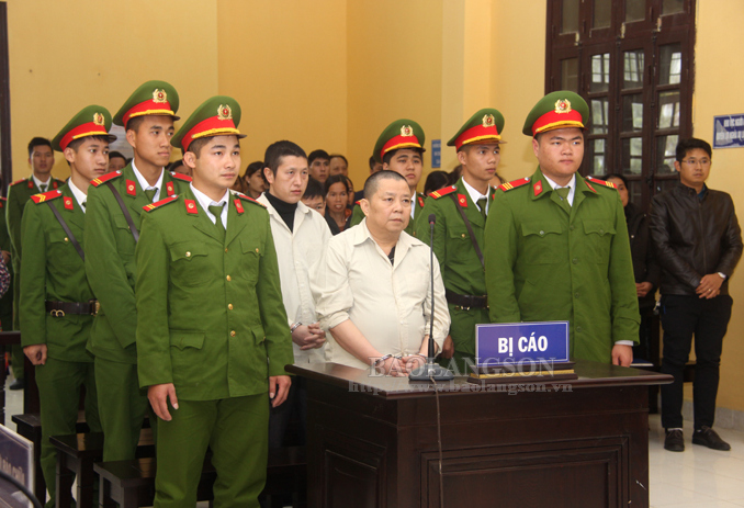 2 C&aacute;c bị c&aacute;o nghe tuy&ecirc;n &aacute;n. Ảnh B&aacute;o Lạng Sơn