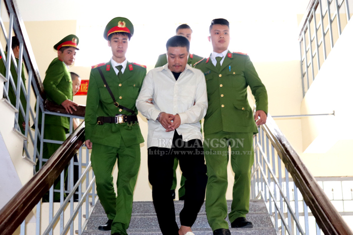 Lực lượng chức năng dẫn giải Phạm Xu&acirc;n L&acirc;n ra xe chở bị c&aacute;o. Ảnh B&aacute;o Lạng Sơn