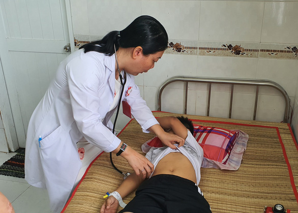 B&aacute;c sĩ kiểm tra sức khỏe cho 1 trong 4 b&eacute; đang điều trị tại khoa nội tim mạch. Ảnh T. LŨY
