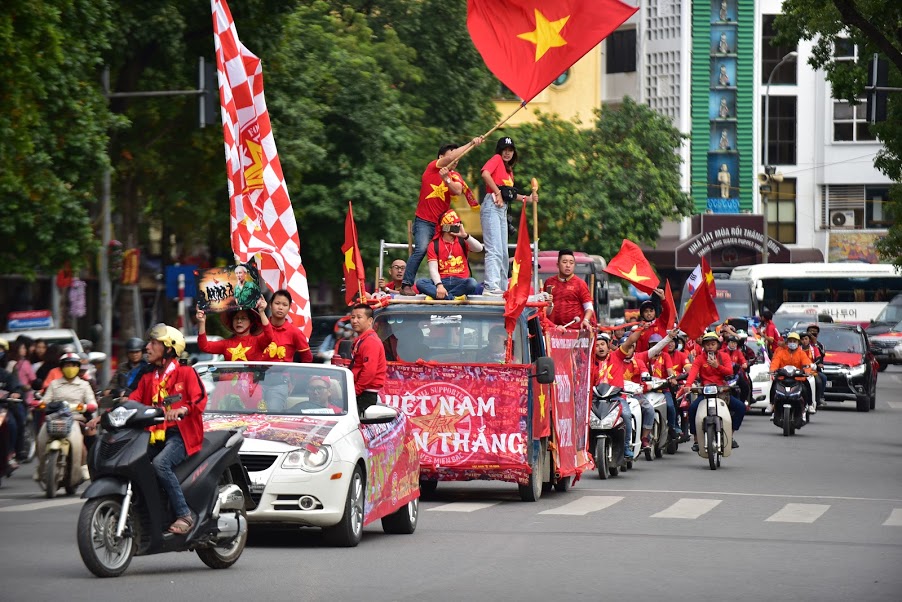 CĐV kéo về sân Mỹ Đình cổ vũ đội tuyển Việt Nam