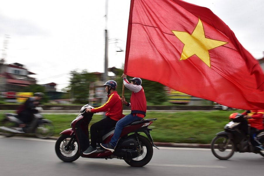 CĐV kéo về sân Mỹ Đình cổ vũ đội tuyển Việt Nam