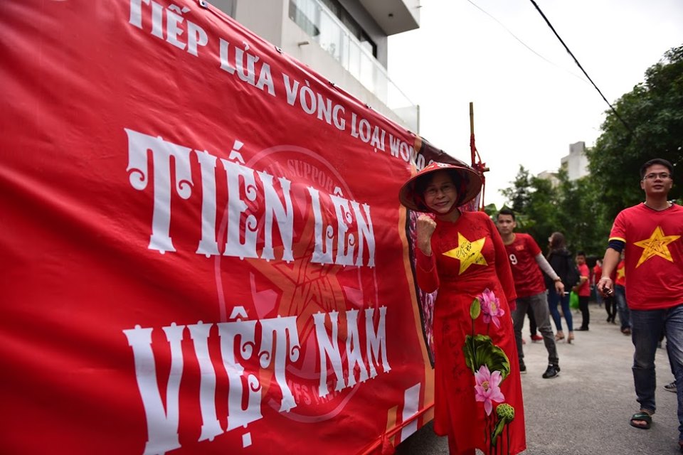 CĐV kéo về sân Mỹ Đình cổ vũ đội tuyển Việt Nam