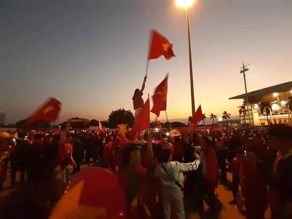 CĐV kéo về sân Mỹ Đình cổ vũ đội tuyển Việt Nam