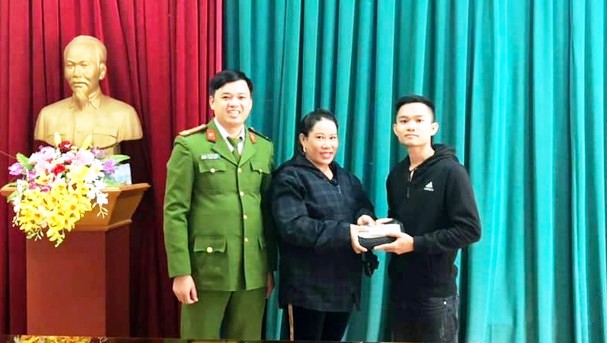 Nghệ An: Trả lại hơn 10 triệu đồng và dây chuyền vàng cho người đánh rơi