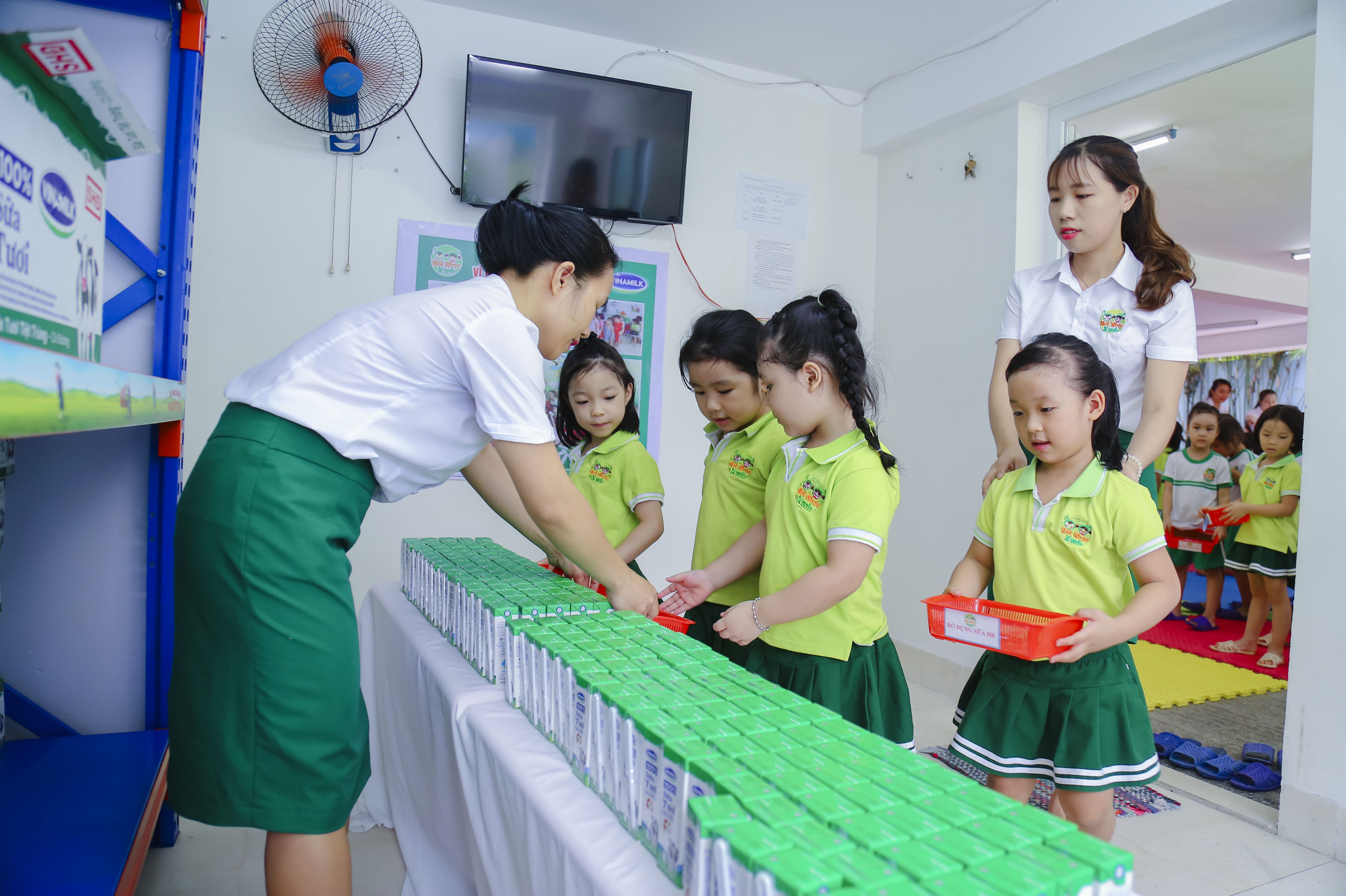 C&aacute;c c&ocirc; gi&aacute;o cẩn thận v&agrave; tỉ mỉ ngay từ kh&acirc;u sắp xếp, bảo quản v&agrave; dạy c&aacute;c con th&oacute;i quen nề nếp, kỉ luật khi chuyển, ph&aacute;t sữa đến c&aacute;c lớp học