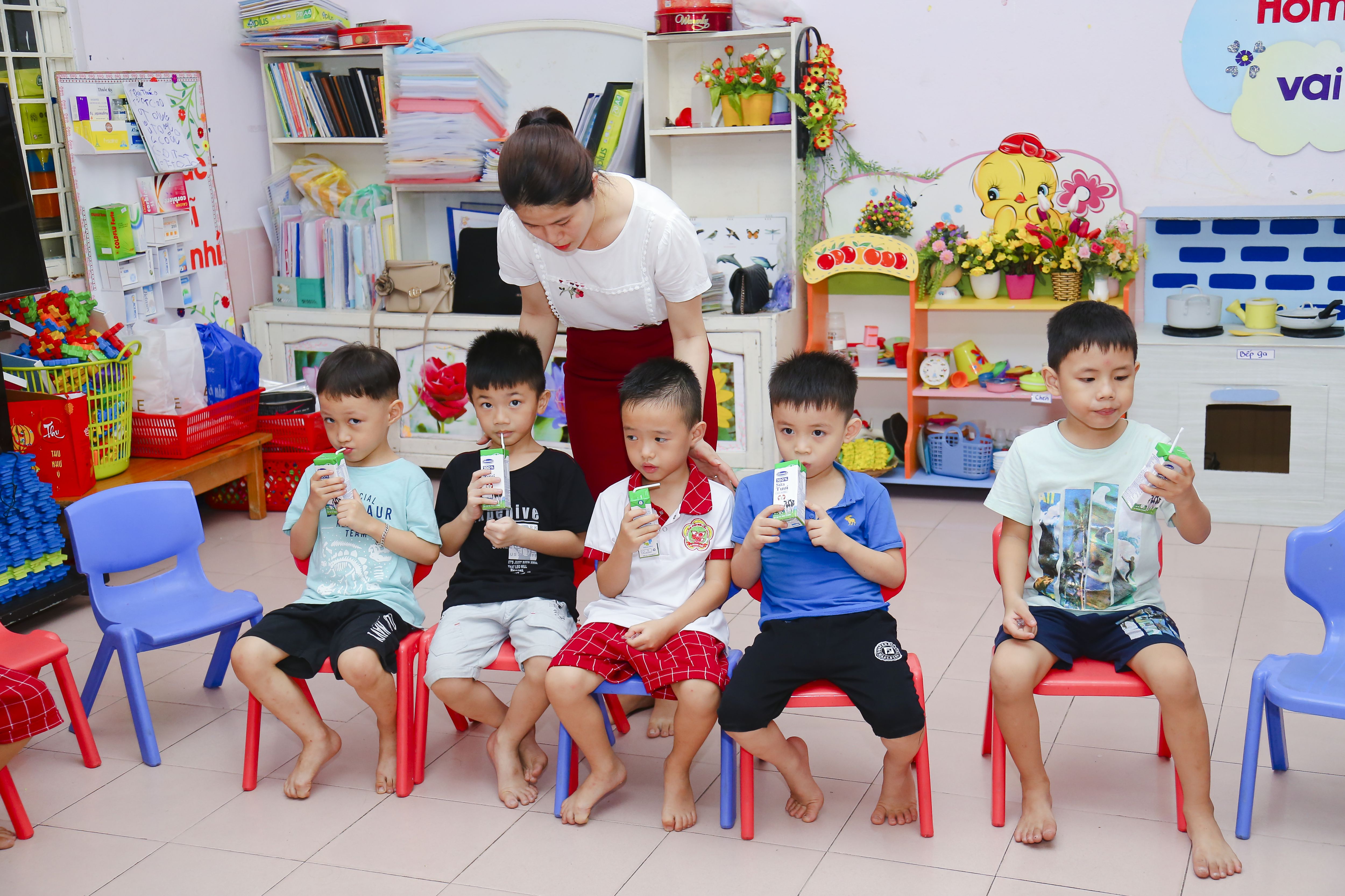Đặc biệt với c&aacute;c em độ tuổi mẫu gi&aacute;o, việc h&igrave;nh th&agrave;nh th&oacute;i quen uống sữa đ&uacute;ng giờ, đ&uacute;ng c&aacute;ch c&ograve;n kh&oacute; khăn hơn rất nhiều