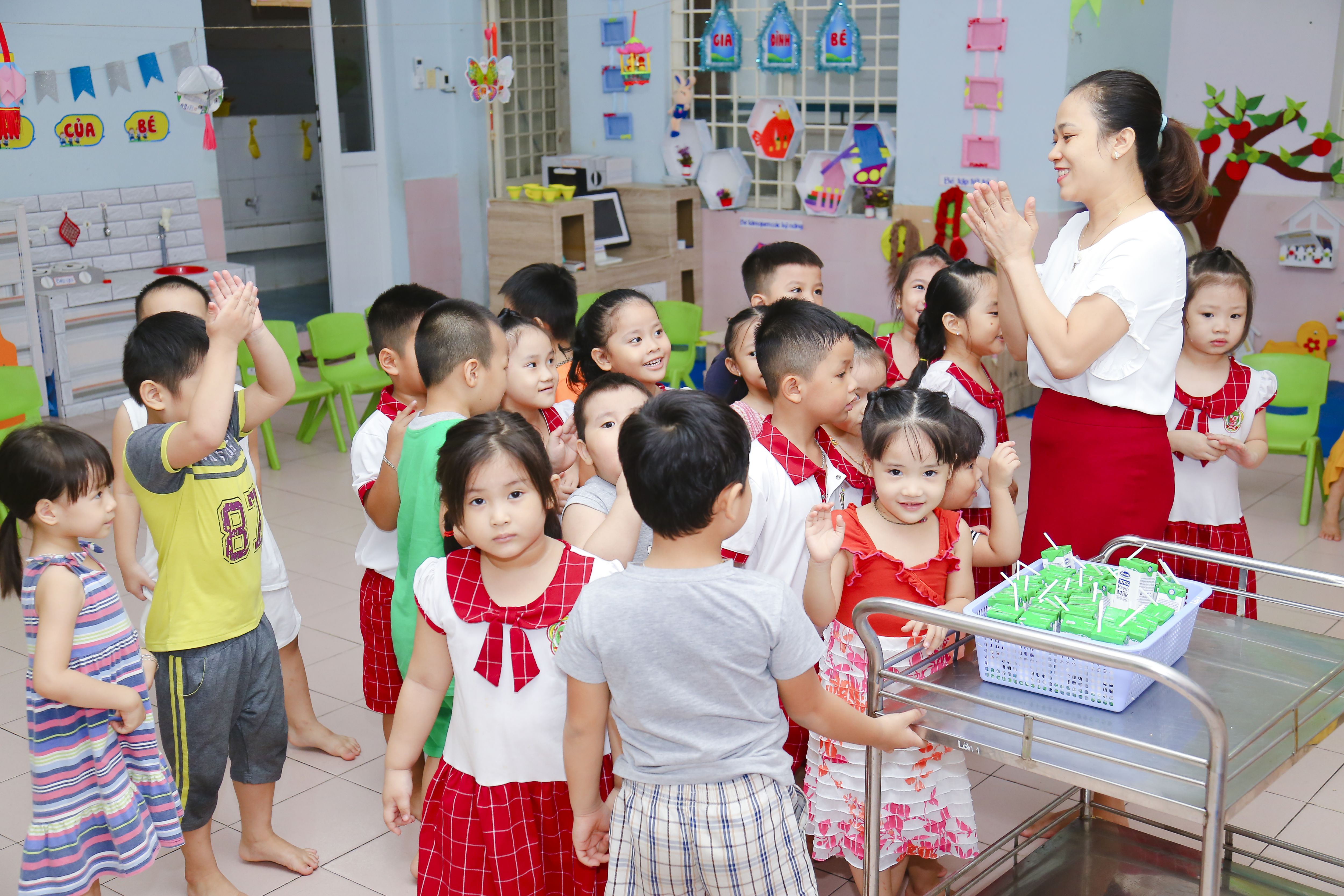 Với sự hướng dẫn tận t&igrave;nh của c&aacute;c thầy c&ocirc; gi&aacute;o, c&aacute;c em học sinh th&iacute;ch th&uacute; xử l&yacute; vỏ hộp sau khi uống