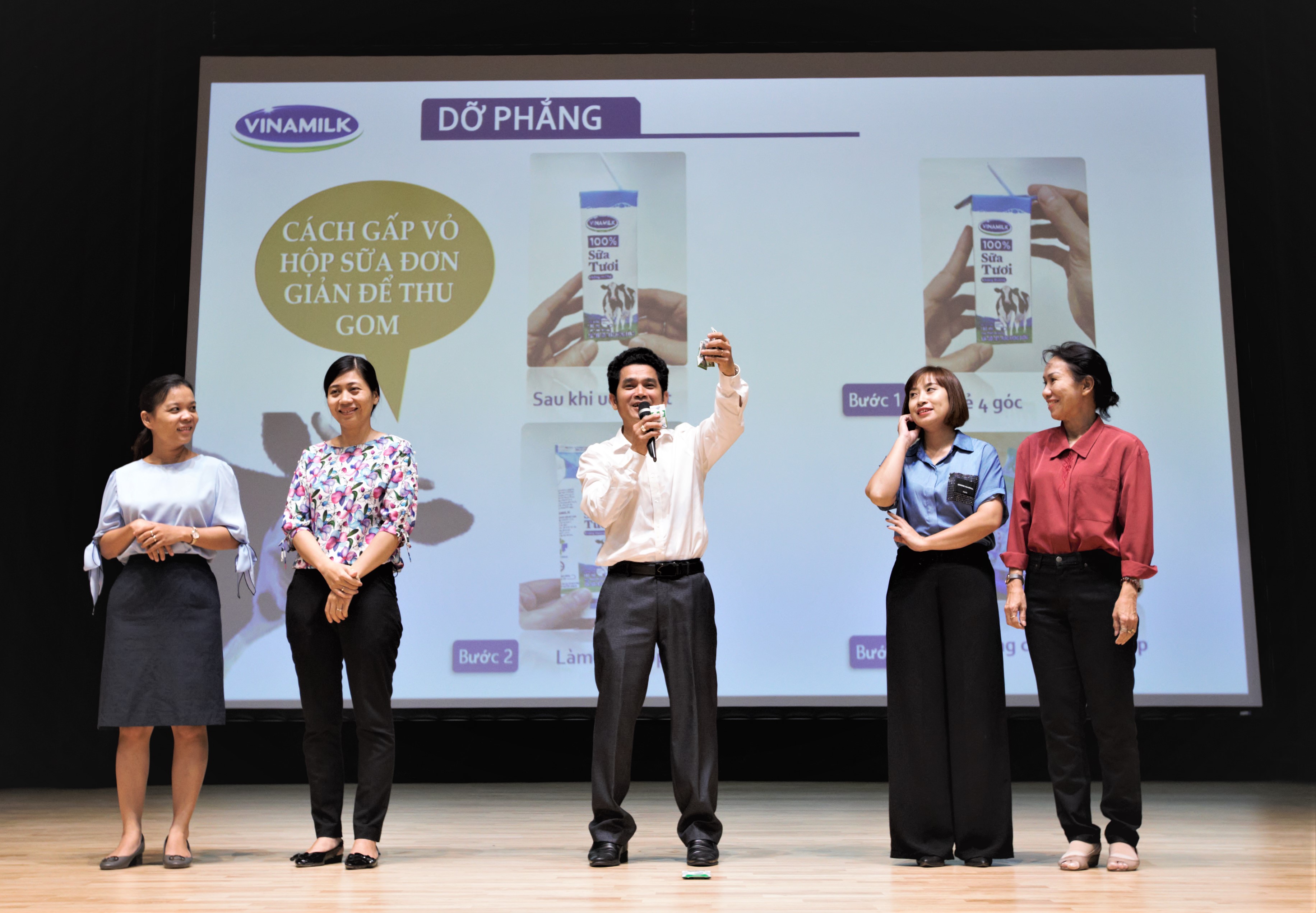 C&aacute;c gi&aacute;o vi&ecirc;n tại TP.HCM đang thực h&agrave;nh c&aacute;ch gấp vỏ hộp sữa để thuận tiện cho việc thu gom, t&aacute;i chế