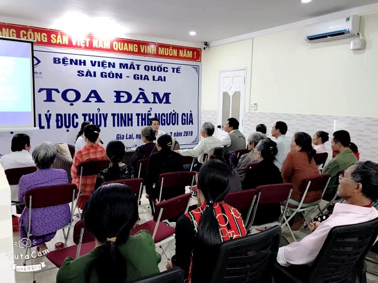 Tư vấn c&aacute;c bệnh về mắt cho NCT