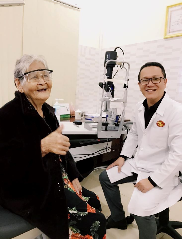 Nụ cười rạng rỡ của bệnh nh&acirc;n NCT sau phẫu thuật mắt.