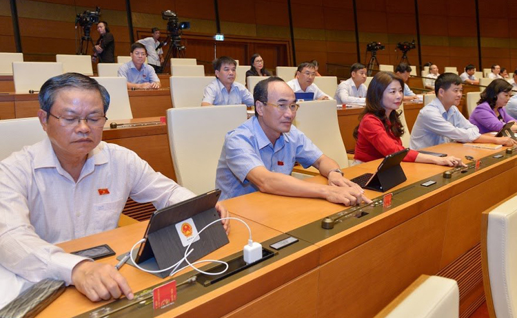 Đại biểu Quốc hội bấm b&uacute;t biểu quyết th&ocirc;ng qua dự thảo Bộ luật. Ảnh: Trung t&acirc;m b&aacute;o ch&iacute; Quốc hội