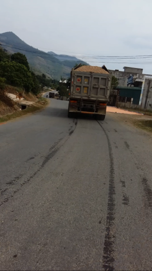 Sơn La: Xe có dấu hiệu quá tải, quá khổ “quần nát” Quốc lộ 4G