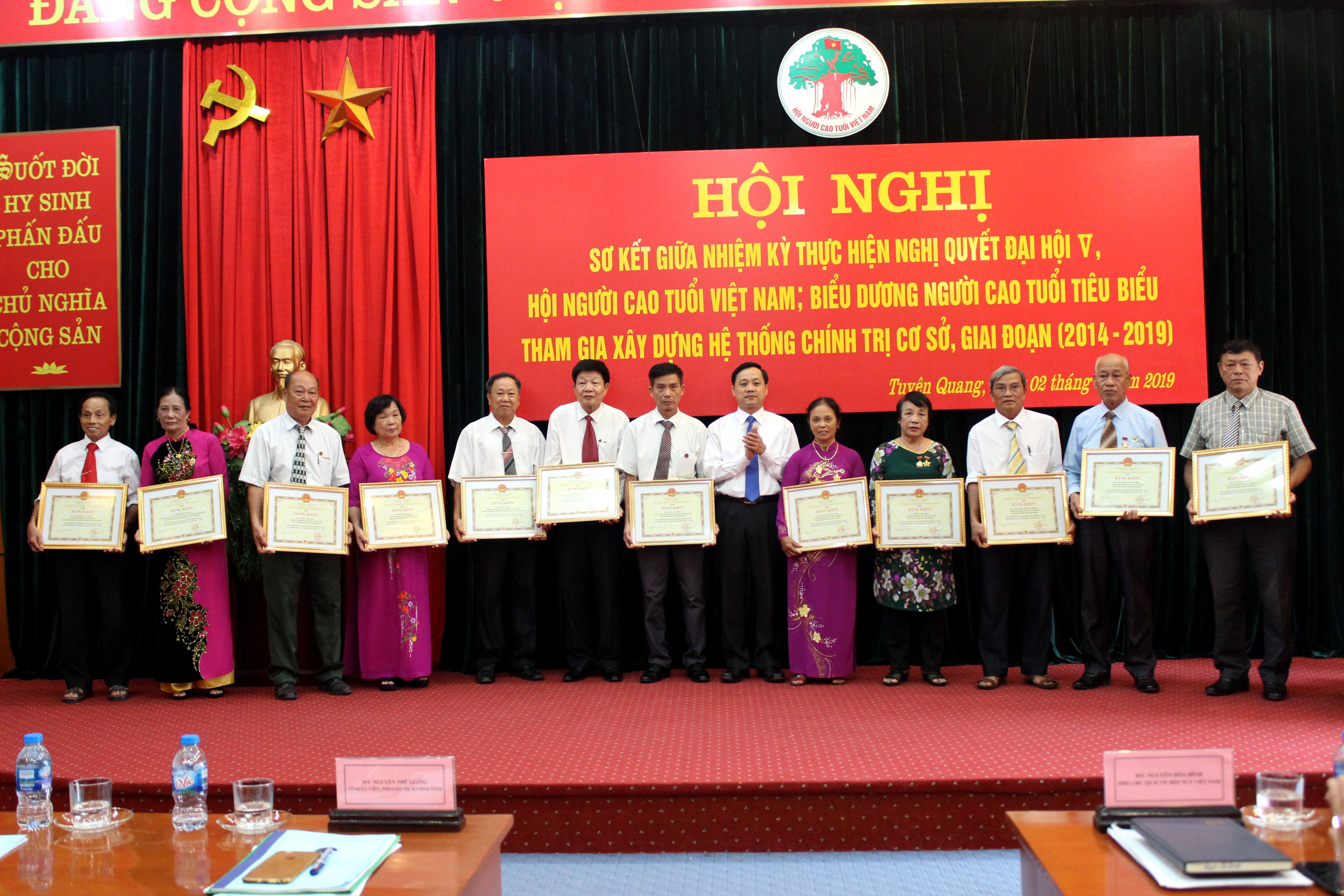 Nhiều NCT tỉnh Tuy&ecirc;n Quang được khen thưởng.