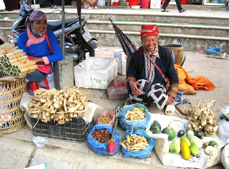 Chợ phi&ecirc;n T&acirc;y Bắc đ&ocirc;ng vui nhộn nhịp