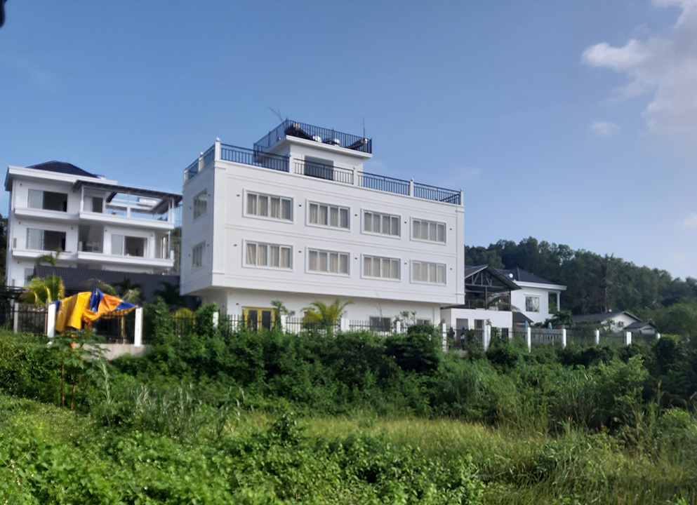 Ng&ocirc;i nh&agrave; anh B&aacute;ch x&acirc;y đang bị nh&oacute;m x&atilde; hội đen chiếm giữ.