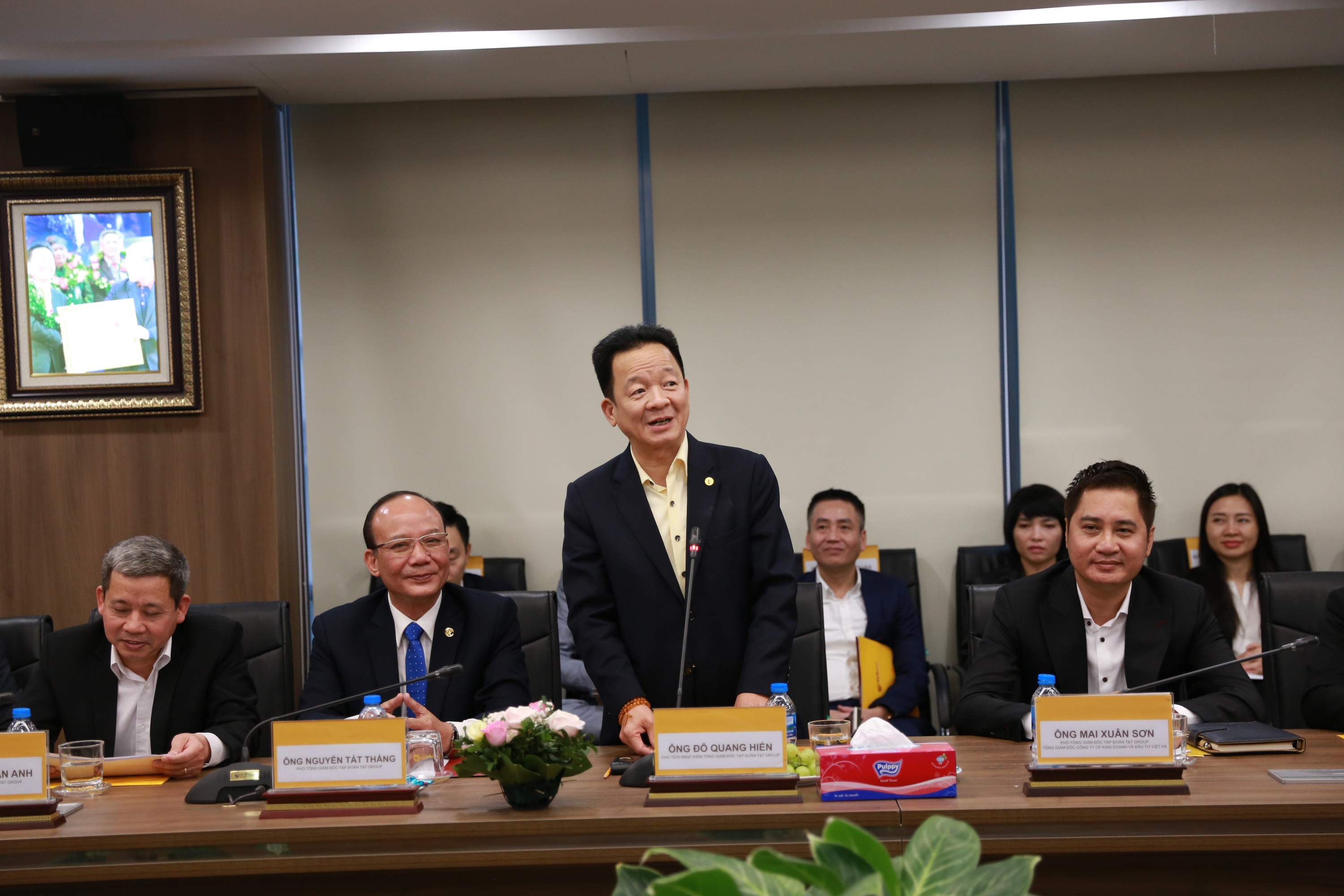 Chủ tịch HĐQT ki&ecirc;m Tổng gi&aacute;m đốc T&amp;T Group Đỗ Quang Hiển đ&aacute;nh gi&aacute; cao vai tr&ograve; của c&aacute;c đại sứ, trưởng cơ quan đại diện của Việt Nam tại nước ngo&agrave;i trong việc kết nối với c&aacute;c doanh nghiệp ở nước sở tại