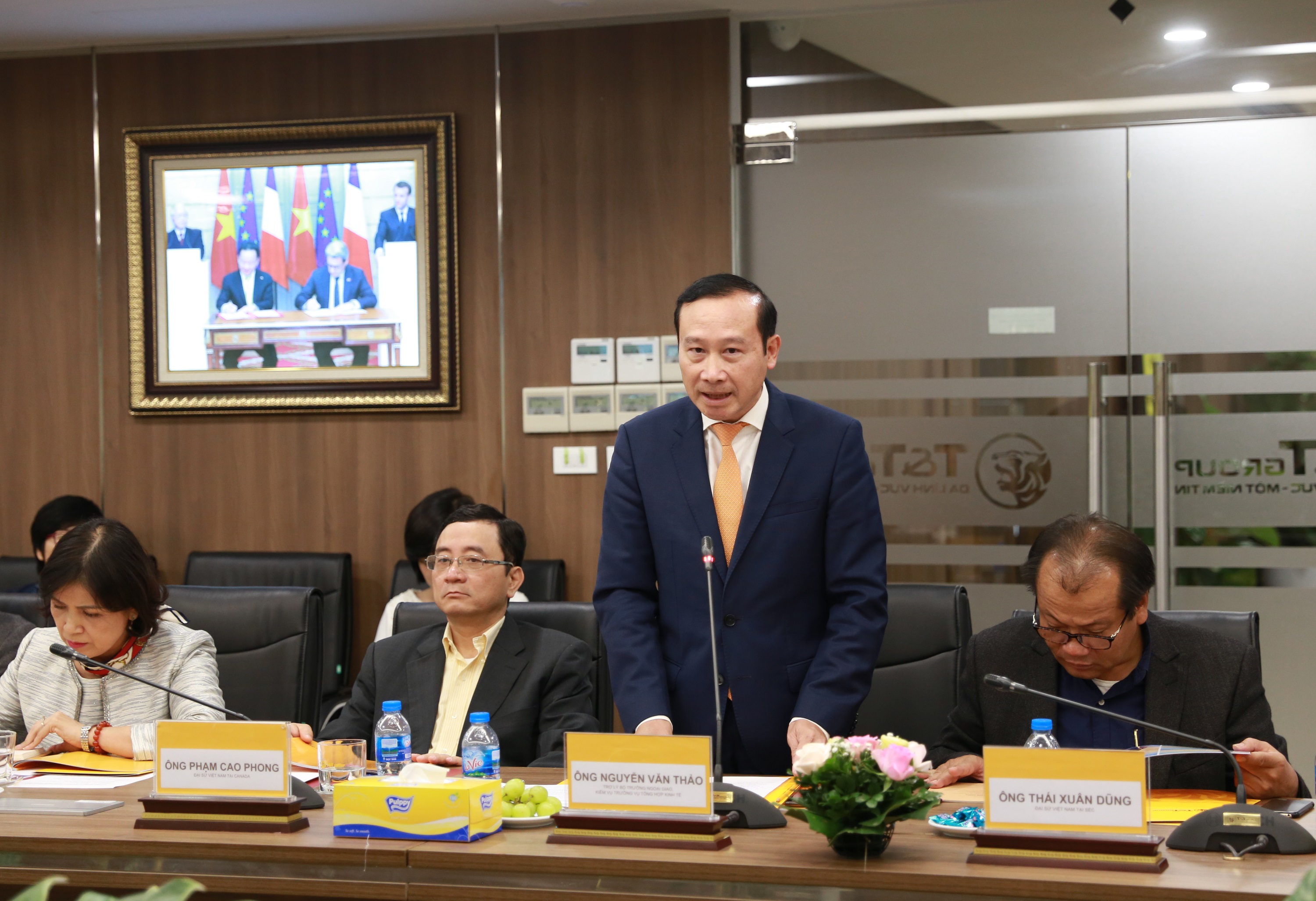 Trợ l&yacute; Bộ trưởng Bộ Ngoại giao, Vụ trưởng Vụ tổng hợp Kinh tế Nguyễn Văn Thảo ph&aacute;t biểu tại buổi l&agrave;m việc