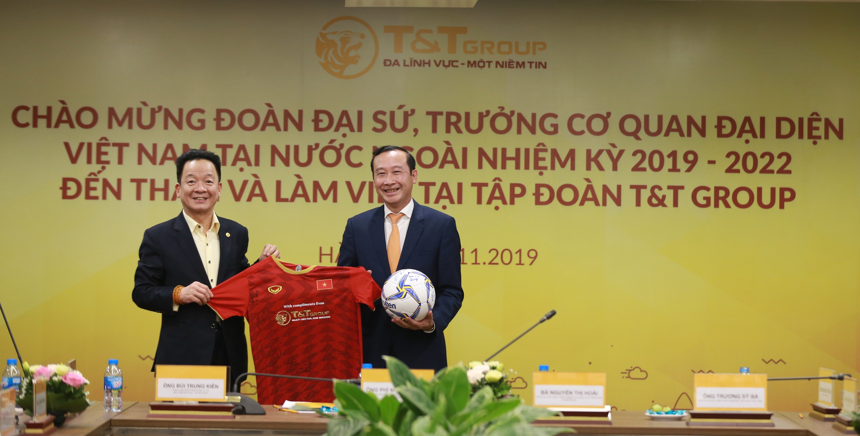 Chủ tịch HĐQT ki&ecirc;m Tổng gi&aacute;m đốc Đỗ Quang Hiển tặng qu&agrave; l&agrave; &aacute;o đấu v&agrave; b&oacute;ng c&oacute; chữ k&yacute; của c&aacute;c cầu thủ đội tuyển Việt Nam cho &ocirc;ng Nguyễn Văn Thảo &ndash; Trợ l&yacute; Bộ trưởng Ngoại giao v&agrave; c&aacute;c đại sứ, trưởng cơ quan đại diện Việt Nam tại nước ngo&agrave;i