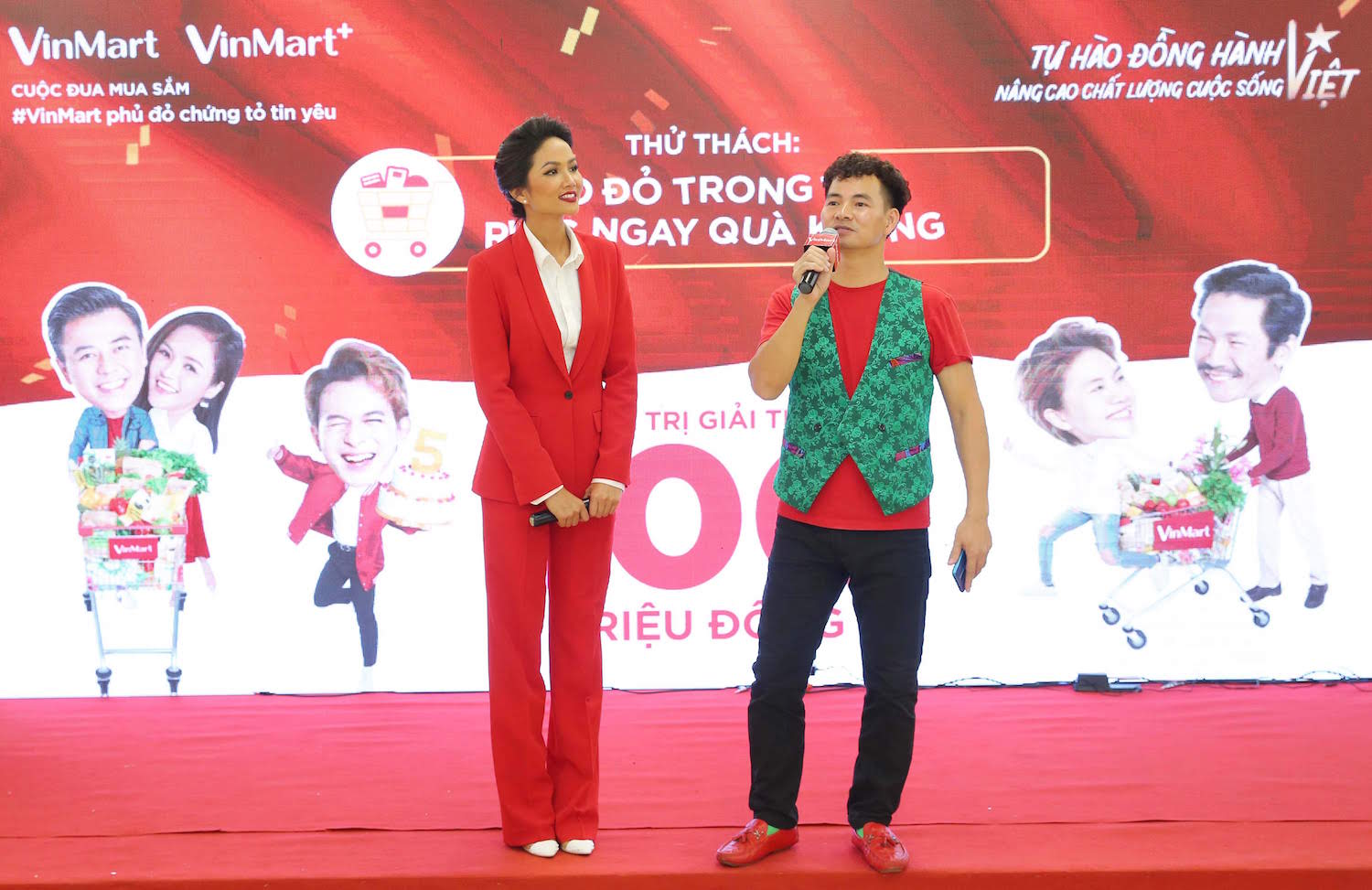 Đứng chung s&acirc;n khấu c&ugrave;ng H&rsquo;Hen Ni&ecirc; c&ograve;n c&oacute; danh h&agrave;i Xu&acirc;n Bắc. Cả hai c&oacute; m&agrave;n phối hợp v&ocirc; c&ugrave;ng ăn &yacute; khiến chương tr&igrave;nh của VinMart &amp; VinMart+ c&agrave;ng th&ecirc;m s&ocirc;i động v&agrave; th&uacute; vị.