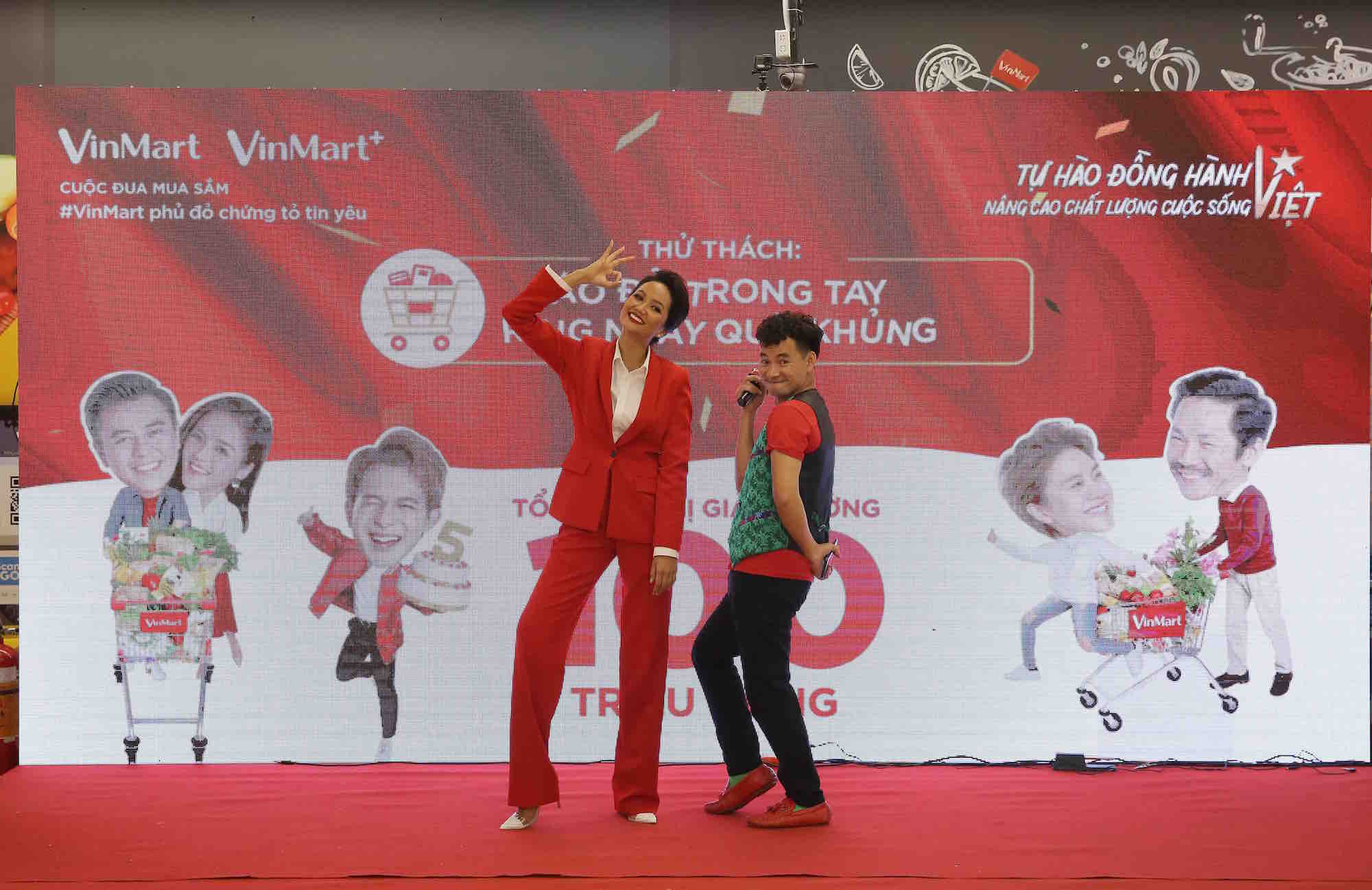 Thậm ch&iacute; c&ocirc; c&ograve;n kh&ocirc;ng ngại từ bỏ h&igrave;nh ảnh quyến rũ thường thấy ở c&aacute;c hoa hậu để tạo những d&aacute;ng độc, h&agrave;i hước c&ugrave;ng Xu&acirc;n Bắc.
