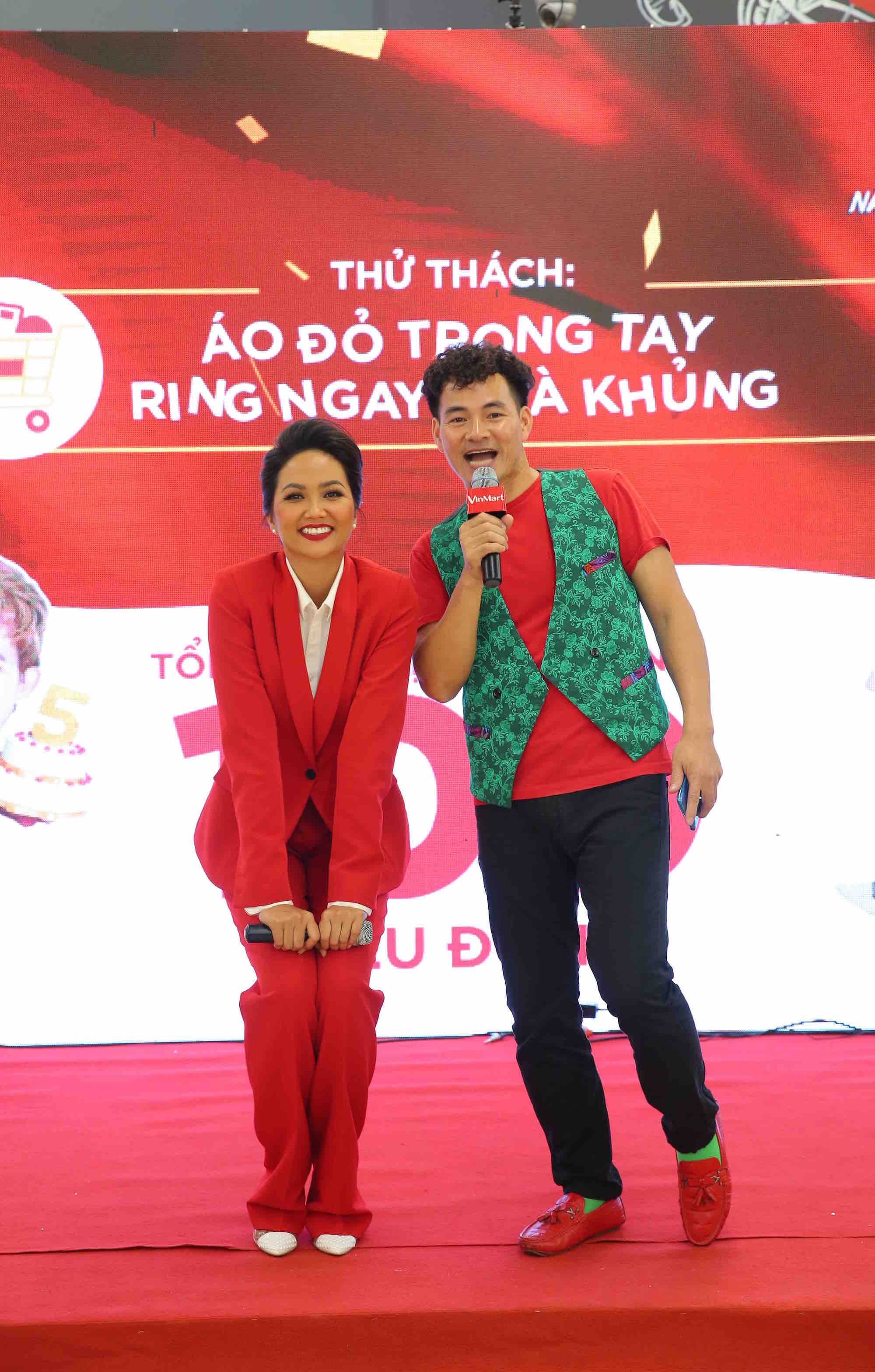 M&agrave;n &ldquo;đọ&rdquo; chiều cao c&ugrave;ng Xu&acirc;n Bắc của Top 5 Ho&agrave;n vũ Thế giới 2018 ngay tr&ecirc;n s&acirc;n khấu khiến h&agrave;ng trăm kh&aacute;n giả được phen cười nghi&ecirc;ng ngả.