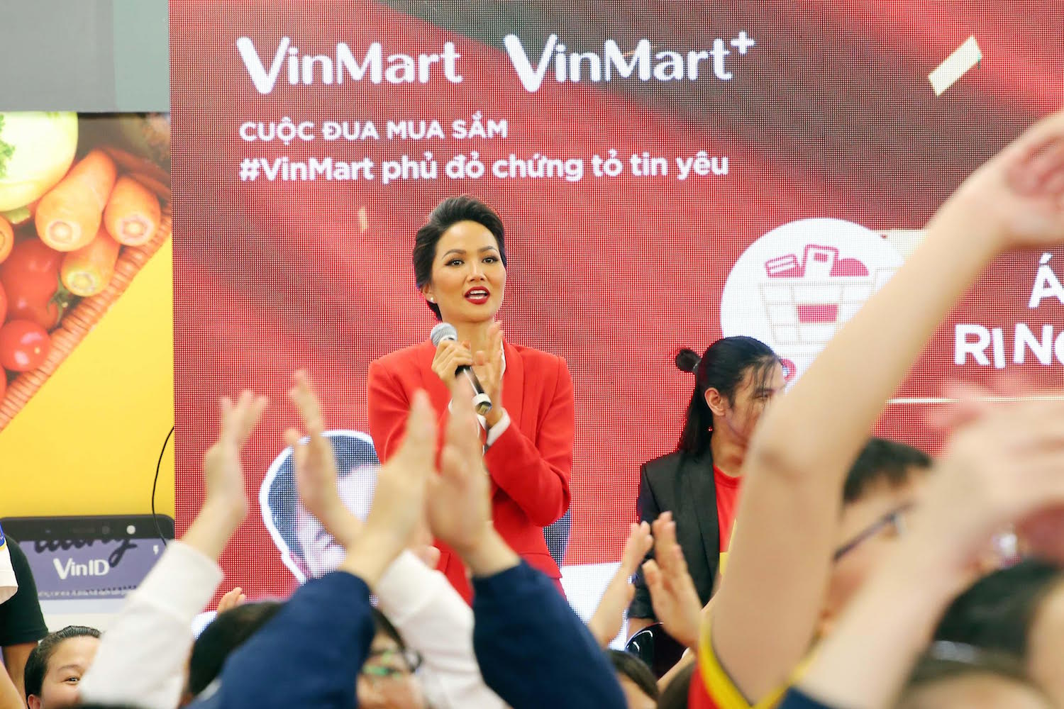 C&ugrave;ng với Xu&acirc;n Bắc, phần dẫn dắt của H&rsquo;Hen Ni&ecirc; lu&ocirc;n nhận được sự tương t&aacute;c lớn từ kh&aacute;n giả.