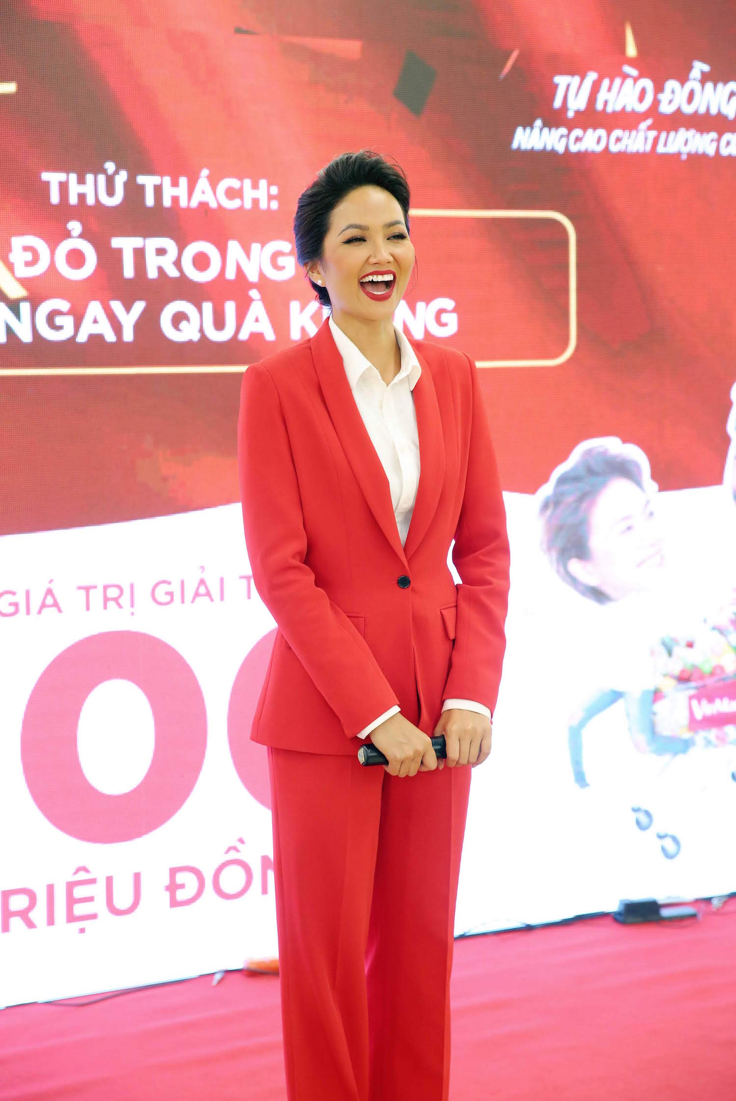 Hoa hậu Ho&agrave;n vũ Việt Nam 2017 bất ngờ xuất hiện trong vai tr&ograve; MC chương tr&igrave;nh kỷ niệm sinh nhật 5 năm của VinMart v&agrave; VinMart+ tối 20/11. C&ocirc; diện cả c&acirc;y vest đỏ để ph&ugrave; hợp với chủ đề &ldquo;VinMart phủ đỏ - chứng tỏ tin y&ecirc;u&rdquo;.