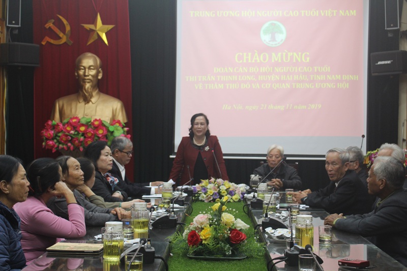 Chủ tịch Phạm Thị Hải Chuyền th&acirc;n mật tiếp đo&agrave;n.